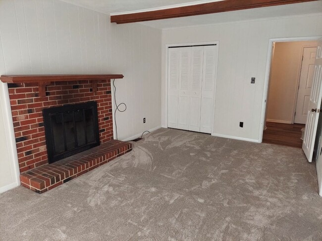 Building Photo - 5 BR 2.5 SINGLE FAMILY HOME