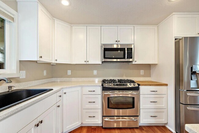 Building Photo - Beautiful home on large, landscaped flag lot - Available March