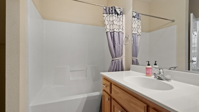 Building Photo - Beautiful 3 bedroom single story home