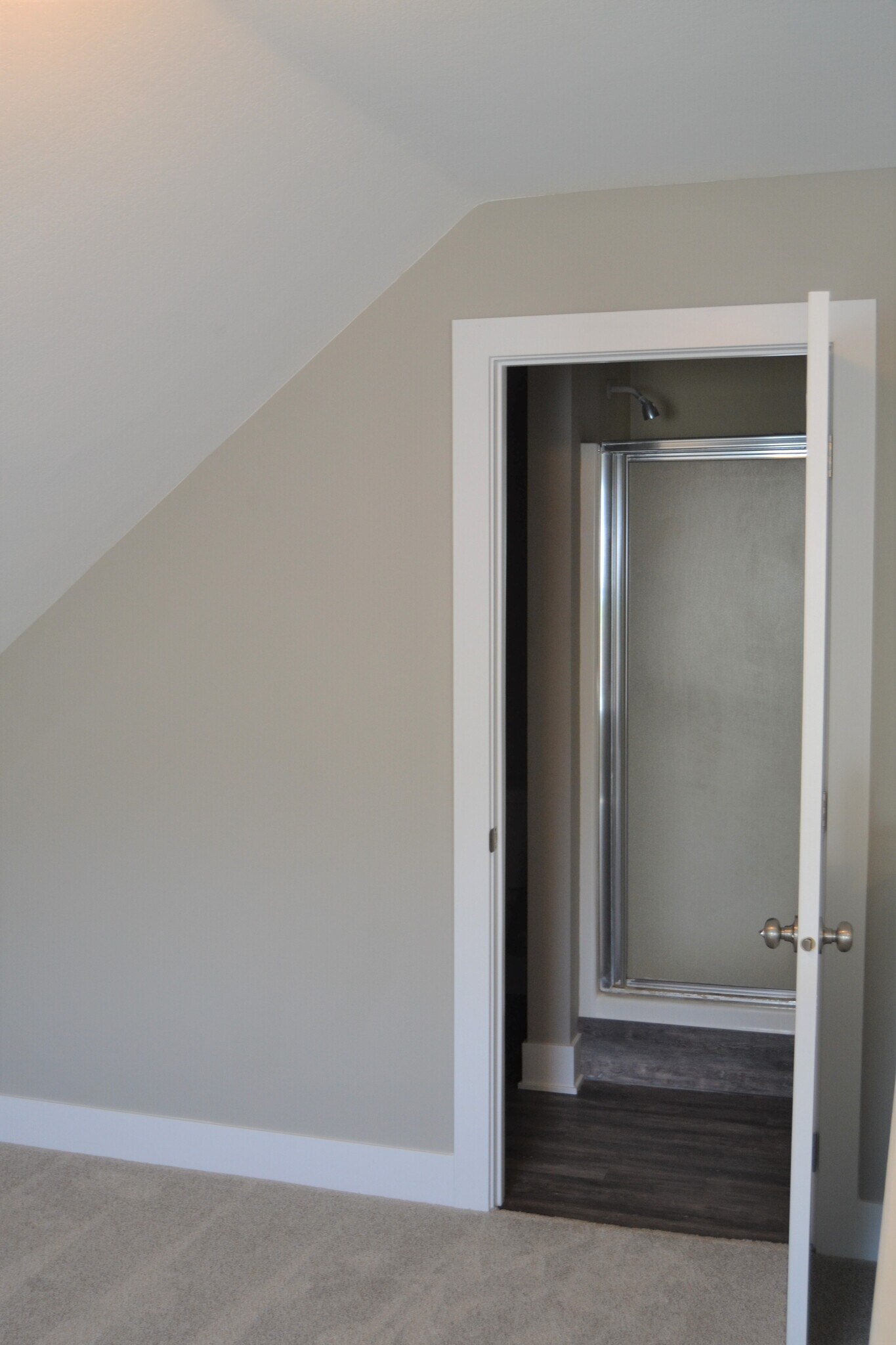 Upper Level Bath - 212 Wilson St