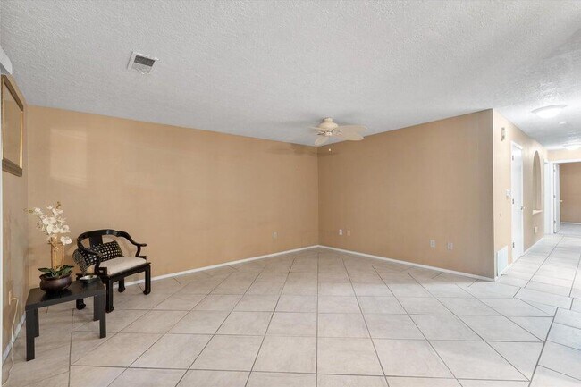 Building Photo - 833 Country Club Dr SE
