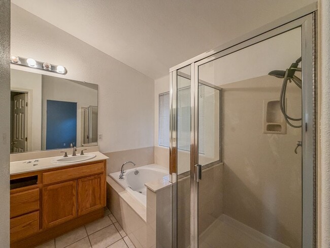 Building Photo - Fantastic. Three bedroom in Gilroy. Corner Lot