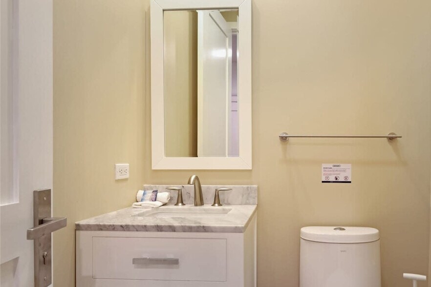 Building Photo - 822 Perdido St