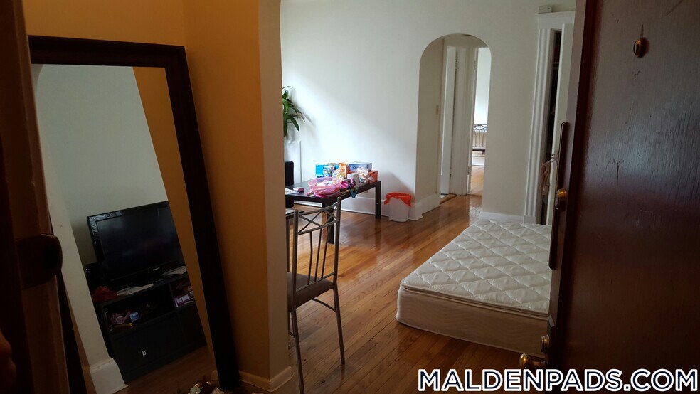 Building Photo - 349 Pleasant St