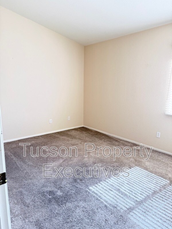 Building Photo - 13256 N Hammerstone Ln