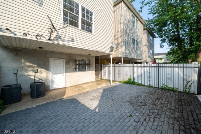 Building Photo - 226 Port Ave