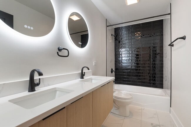 Building Photo - Renovated 3 bedroom in the heart of Logan Square - May 1st