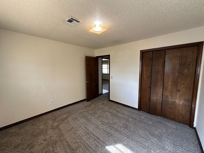 Building Photo - Beautiful duplex in Moore for rent!