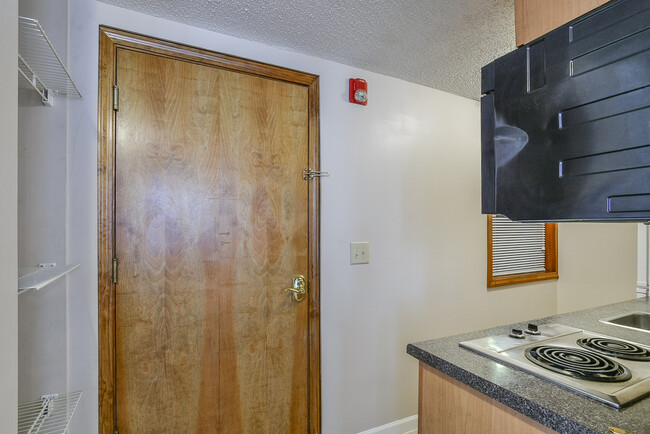Building Photo - 403 S Roan St