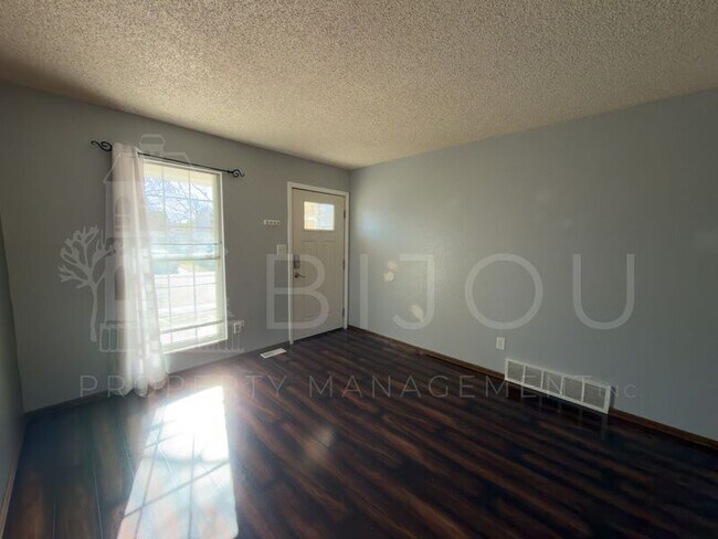 Building Photo - 2560 Clarendon Dr