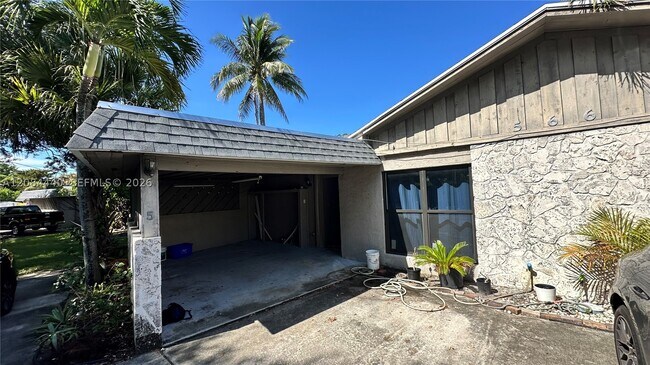 Building Photo - 566 SW 20th Ct