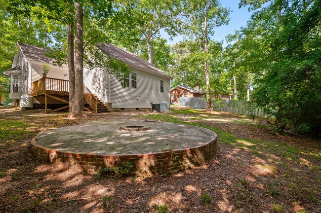 Building Photo - 305 Dearing Dr
