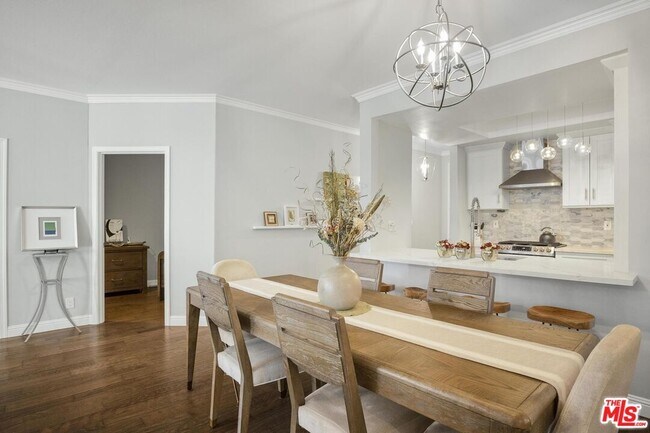 Building Photo - 860 S Lucerne Blvd