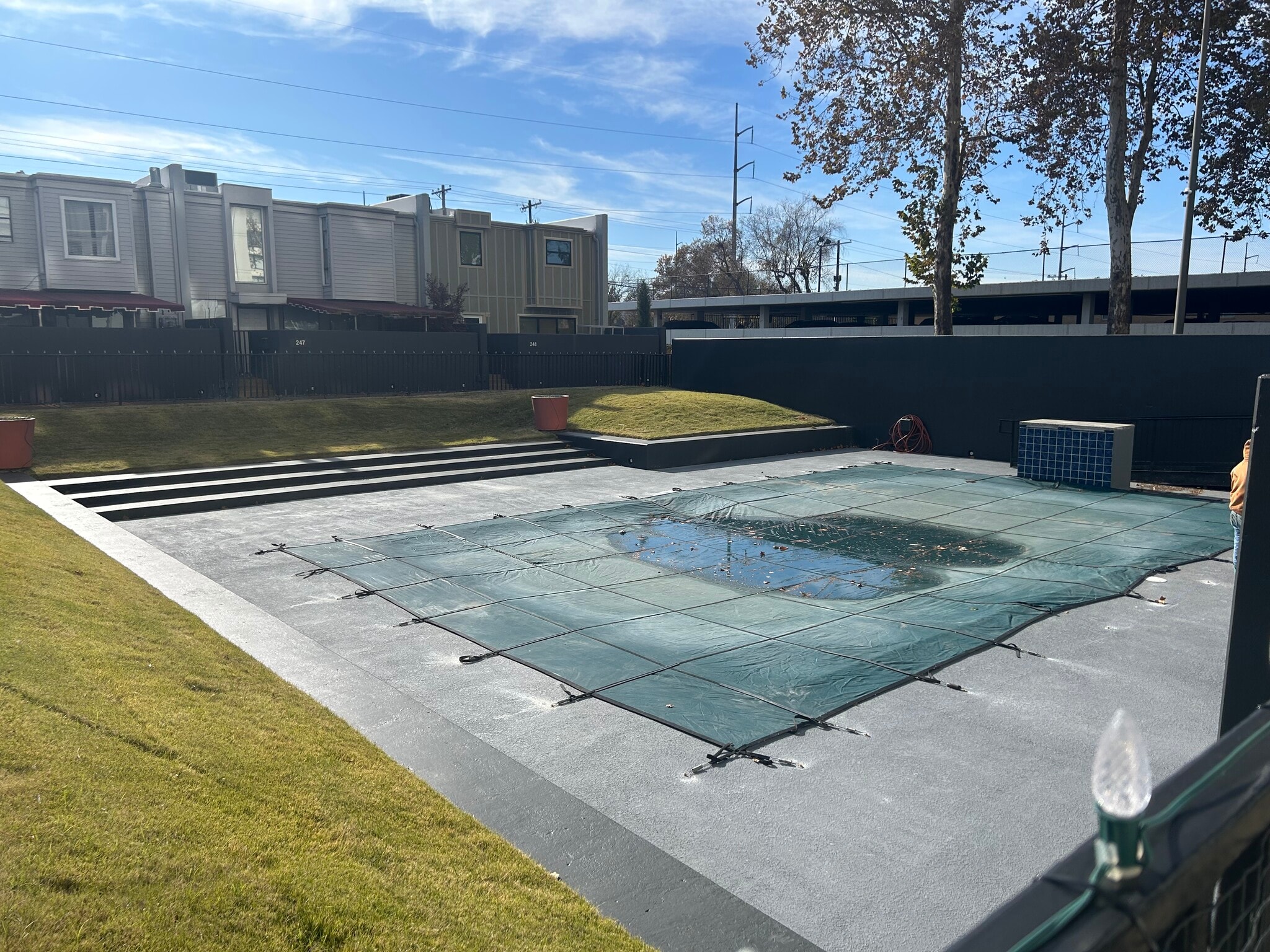 Building Photo - 410 W 7th St