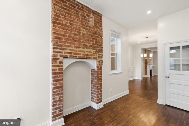 Building Photo - 620 9th St NE