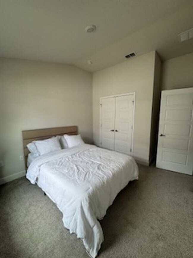 Building Photo - Beautiful 3/2/2 in Sawmill creek community! Lawn care included, water view, community pool...