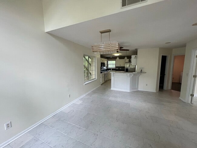 Building Photo - 1635 Pondside Dr