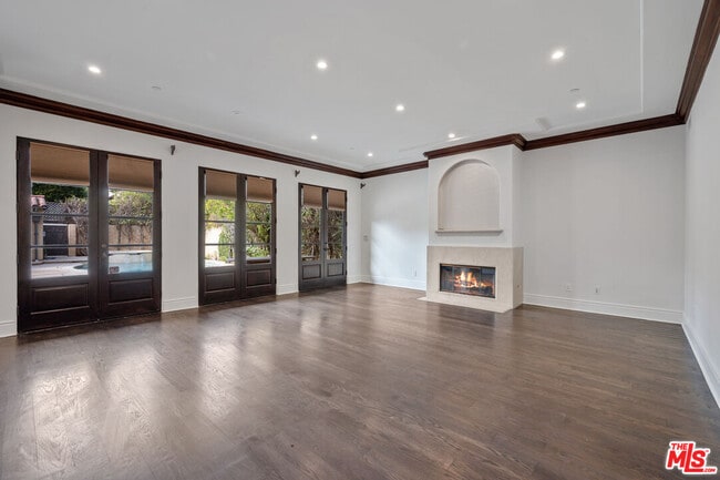 Building Photo - 305 N Palm Dr