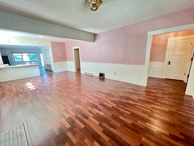 Building Photo - 3 bed 3 bath available!