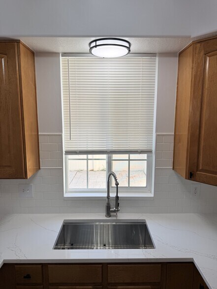 Building Photo - 1138 Kensington Dr