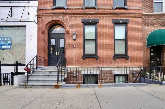 Building Photo - 627 Washington St