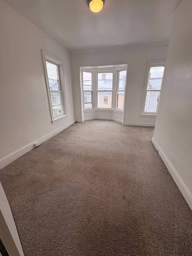 Building Photo - 3 Bedroom Apartment in the West End of York City