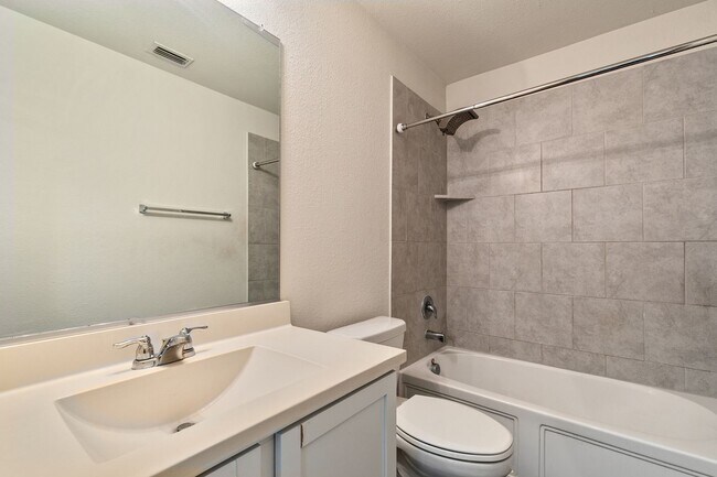 Building Photo - Great 4 Bdrm 2 Bath Home in Aubrey Tx