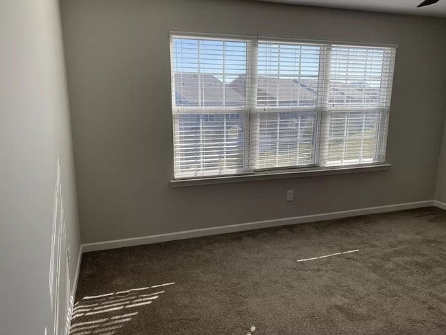 Building Photo - Spacious and well kept 2 bedroom home