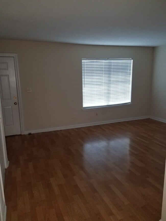Building Photo - Great Location for Townhome in Marietta 30064
