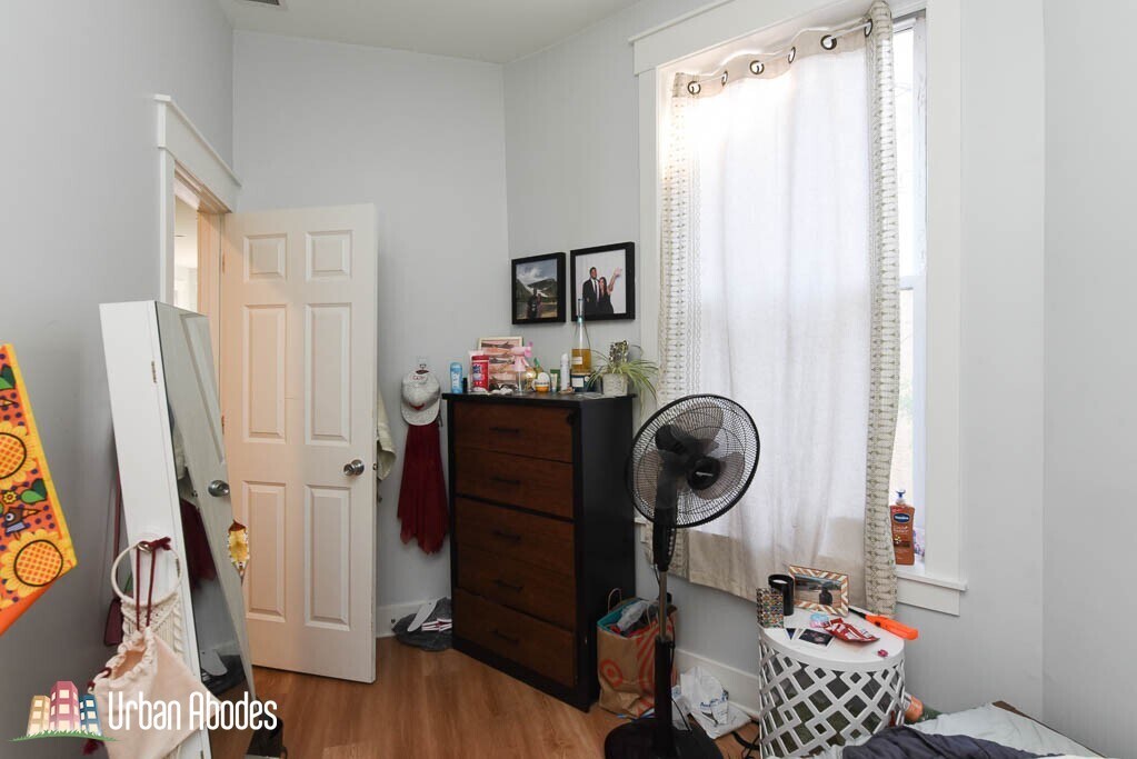 Building Photo - 870 W Buckingham Pl