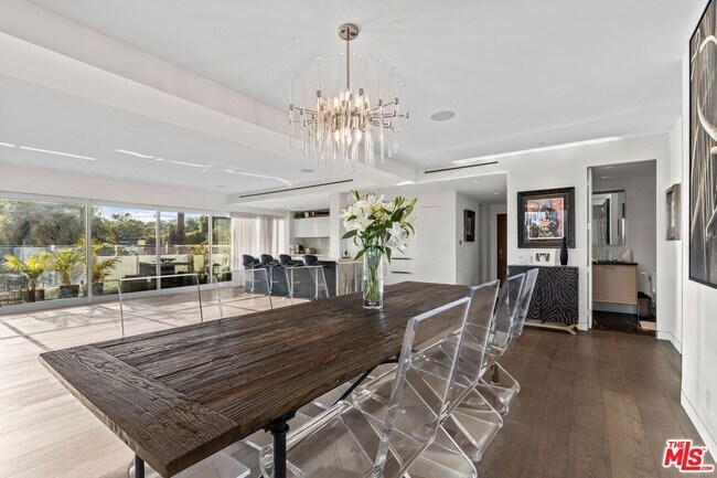 Building Photo - 838 N Doheny Dr