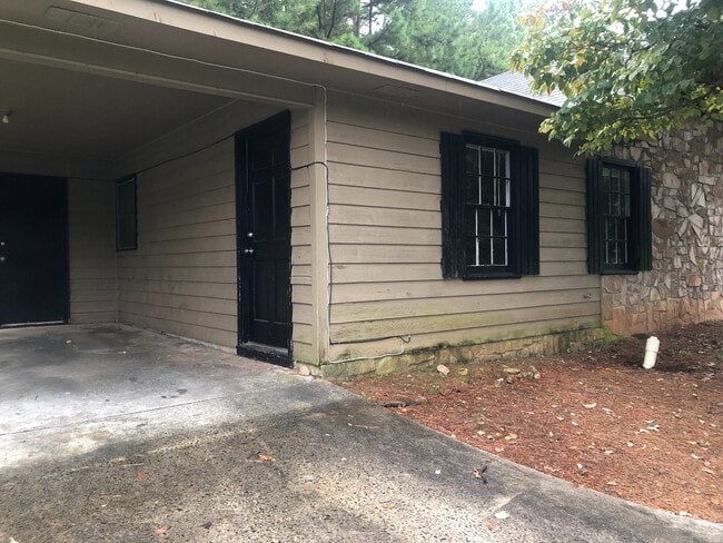 Building Photo - 515 Chateau Dr SE