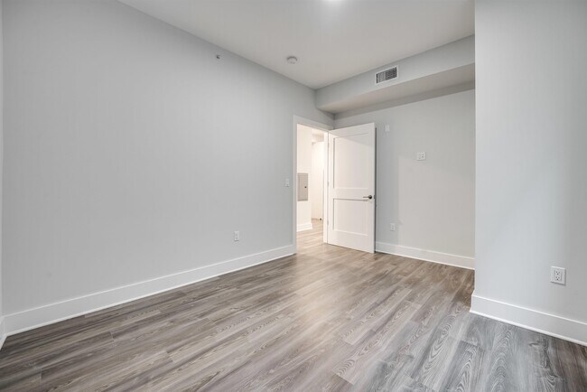 Building Photo - 658 Grand St