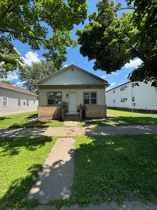 Building Photo - Fully Remodeled 3 Bed/1 Bath Home with Fenced Yard and 2-Car Garage!