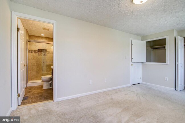 Building Photo - 6324 Lightburn Ct
