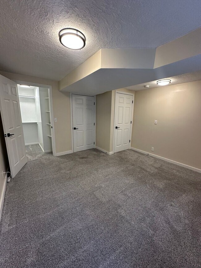 Building Photo - GET $500 OFF THE FIRST MONTHS RENT!!!