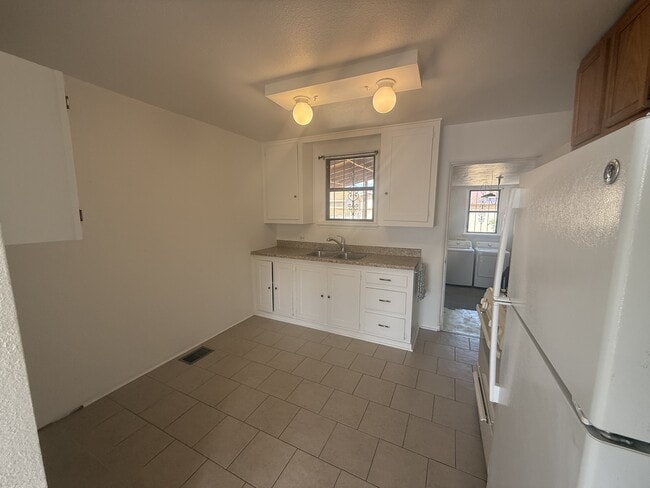 Building Photo - 426 Dolores Dr NW