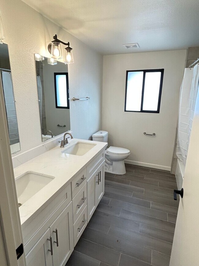 Building Photo - Remodeled Home Near Downtown Chandler!