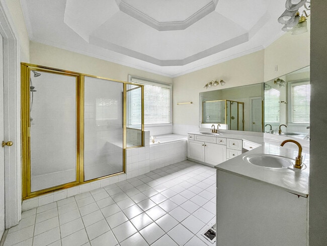 Building Photo - Beautiful Large 5 Bedroom Brick Home