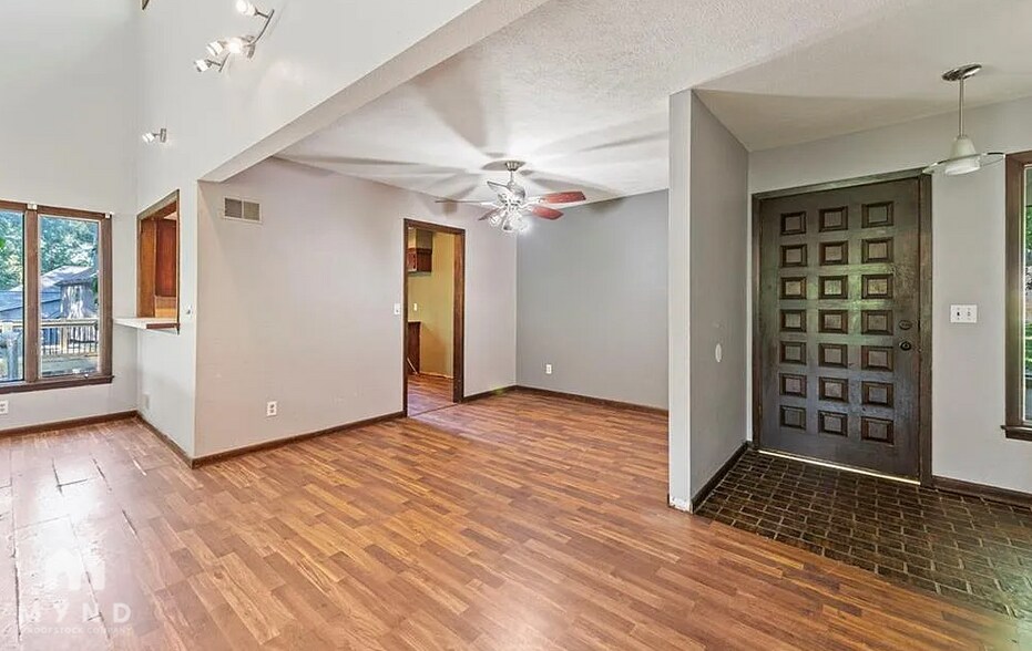 Building Photo - 527 Lancelot Dr