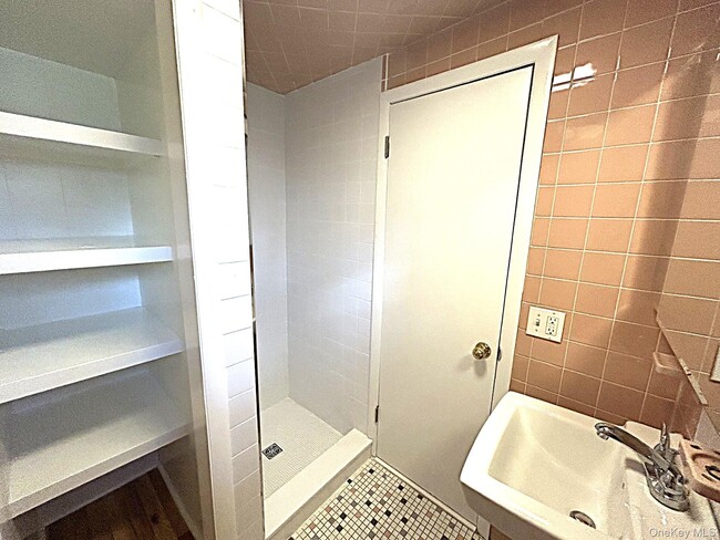 Building Photo - 8 Ridge St