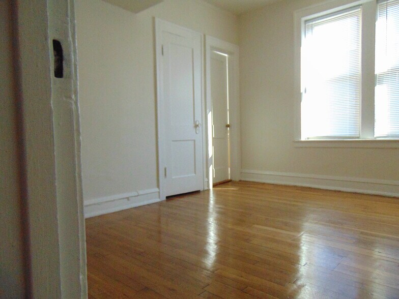 Building Photo - 2209 E 70th St