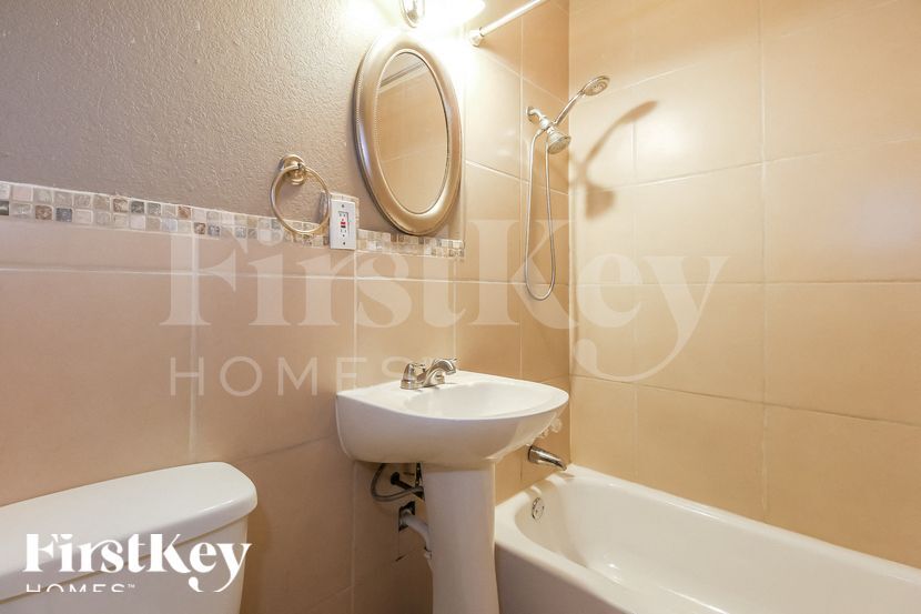 Building Photo - 3106 NE 56th St