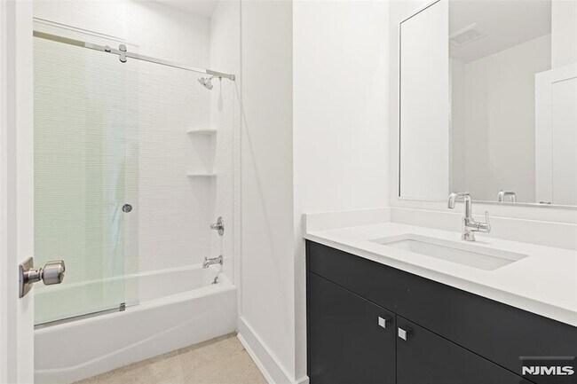 Building Photo - 445 Ramapo Valley Rd