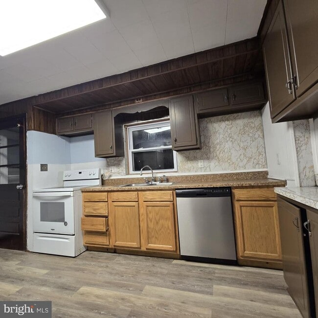 Building Photo - 614 N Cannon Ave