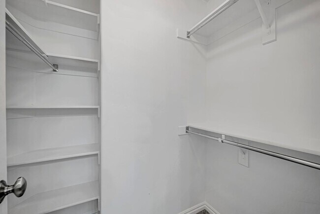 Building Photo - Beautiful 3 Bed Ivory Ridge T/home w 2 car...