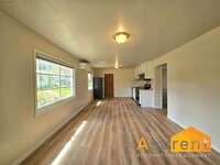 Building Photo - MOVE IN SPECIAL: $500 OFF on First Full Months Rent! Freshly Renovated 2-Bedroom, 1-Bath Duplex i...