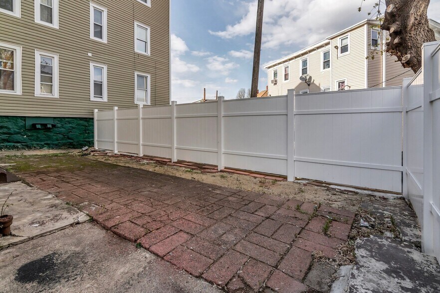 Building Photo - 153 Union St