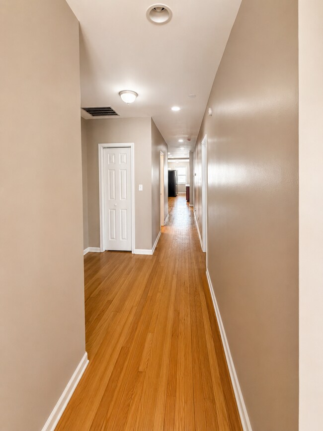 Building Photo - Sunny Top-Floor 3BR/2BA in West Ridge with Parking and Water Included
