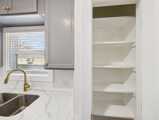 Building Photo - 607 Foch St